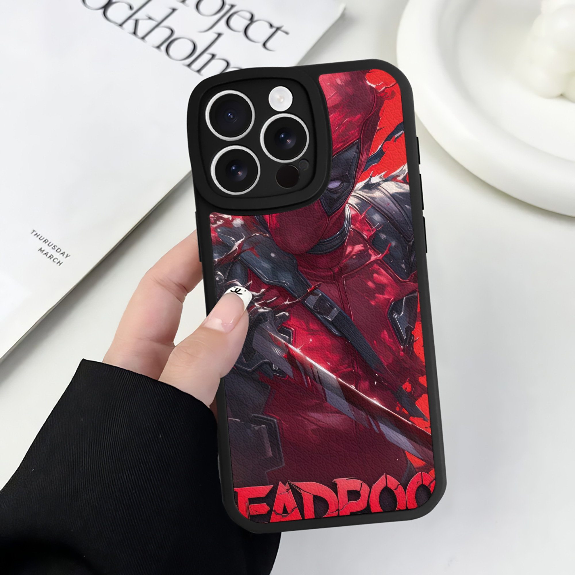 （画像用） Deadpool デッドプール 【iPhone 16シリーズ対応】シリコンスマホケース（レザー調） 材質：シリコン